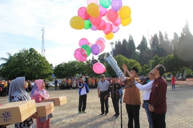 Pelepasan Balon Tandai Peringatan Hari Keluarga Nasional ke XXVI di Kabupaten Solok